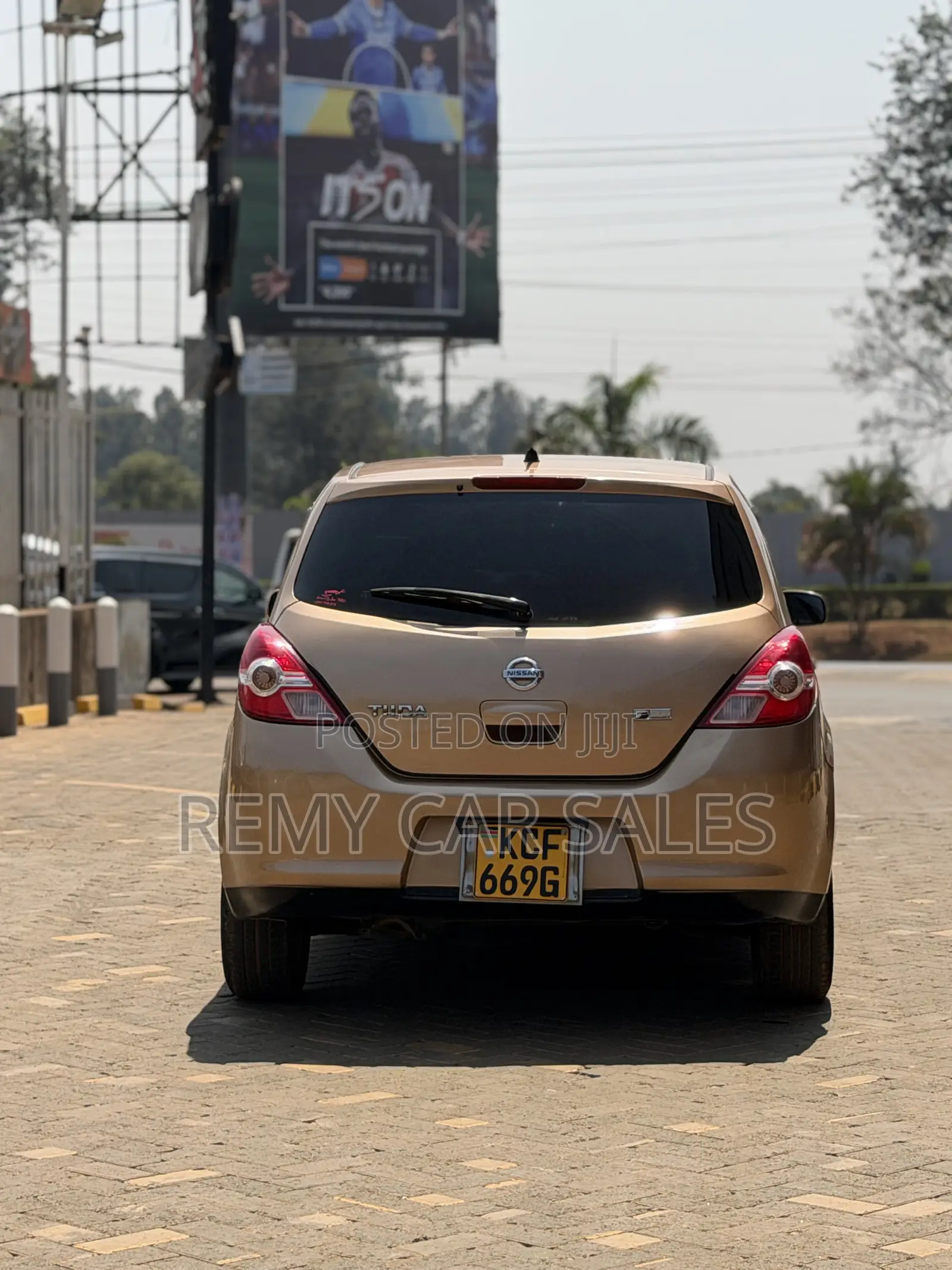 Nissan Tiida 2008 Gold