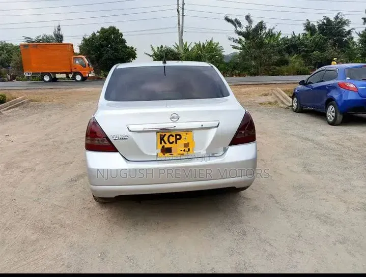 Nissan Tiida 2010 Silver