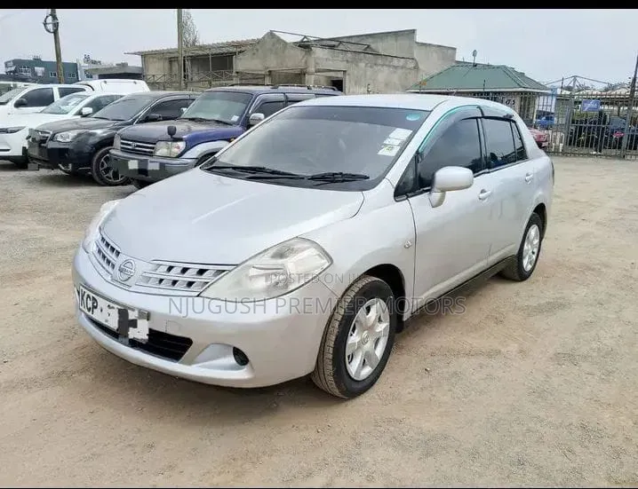 Nissan Tiida 2010 Silver