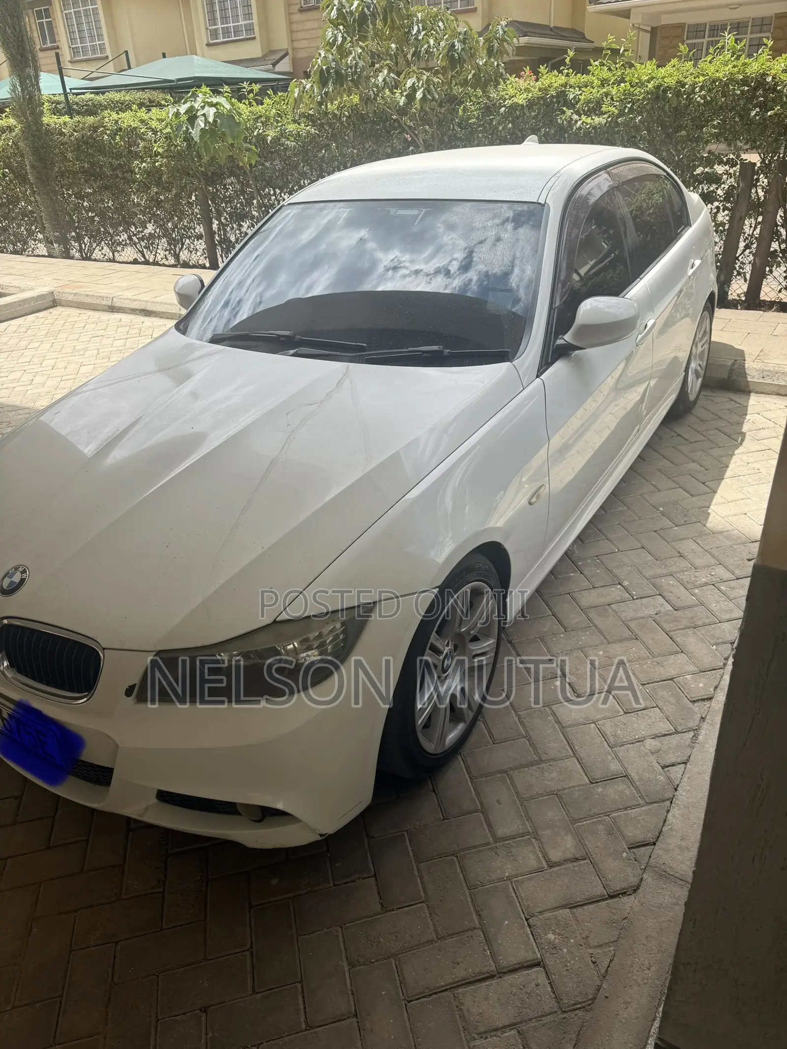 BMW 320i Sedan RWD 2011 White