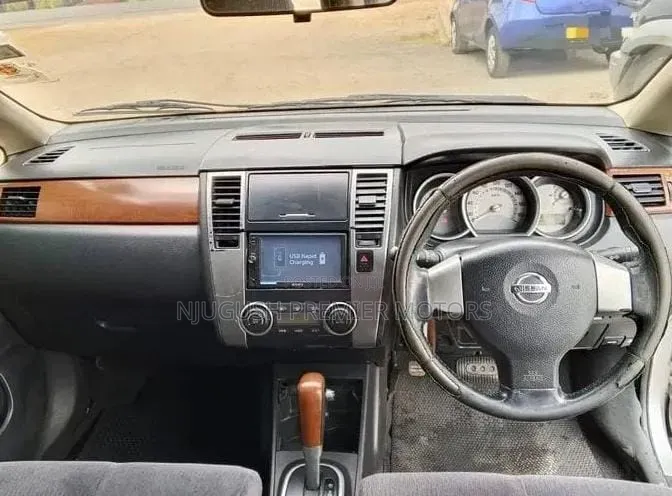 Nissan Tiida 2010 Silver