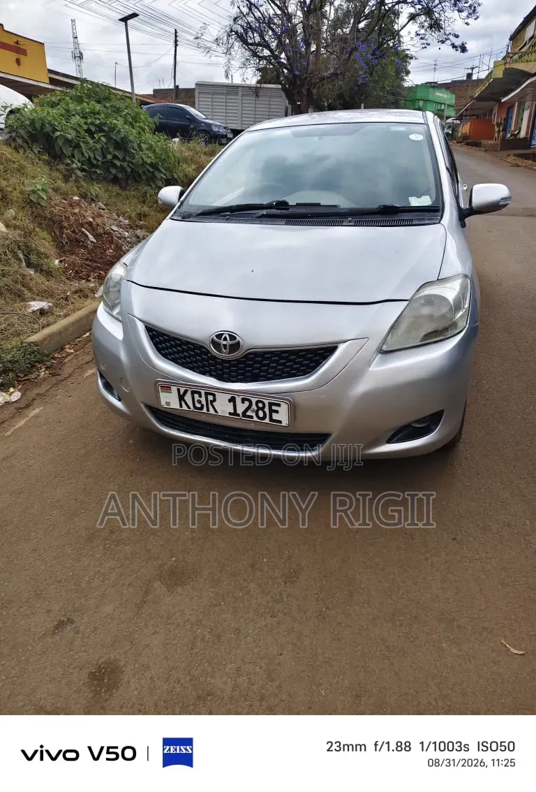 Toyota Belta 2010 Silver