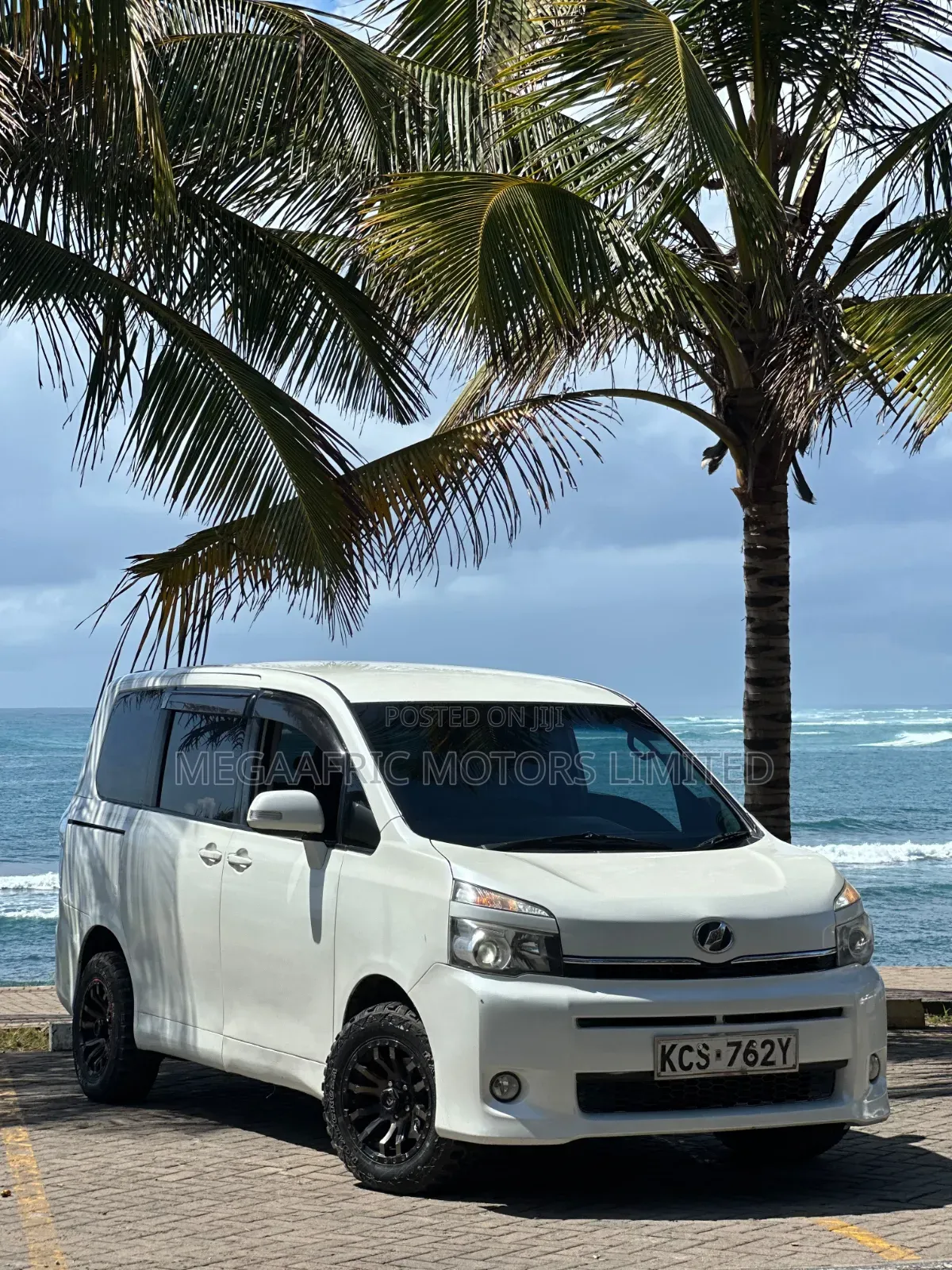 Toyota Noah 2.0 143hp FWD (7 Seater) 2011 White