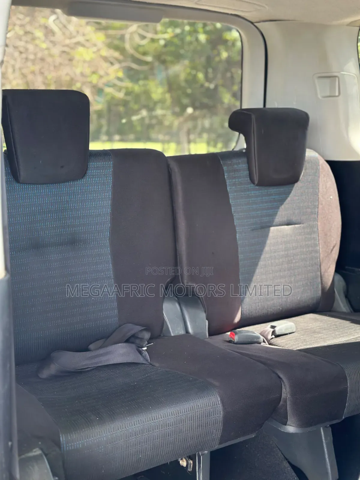 Toyota Noah 2.0 143hp FWD (7 Seater) 2011 White
