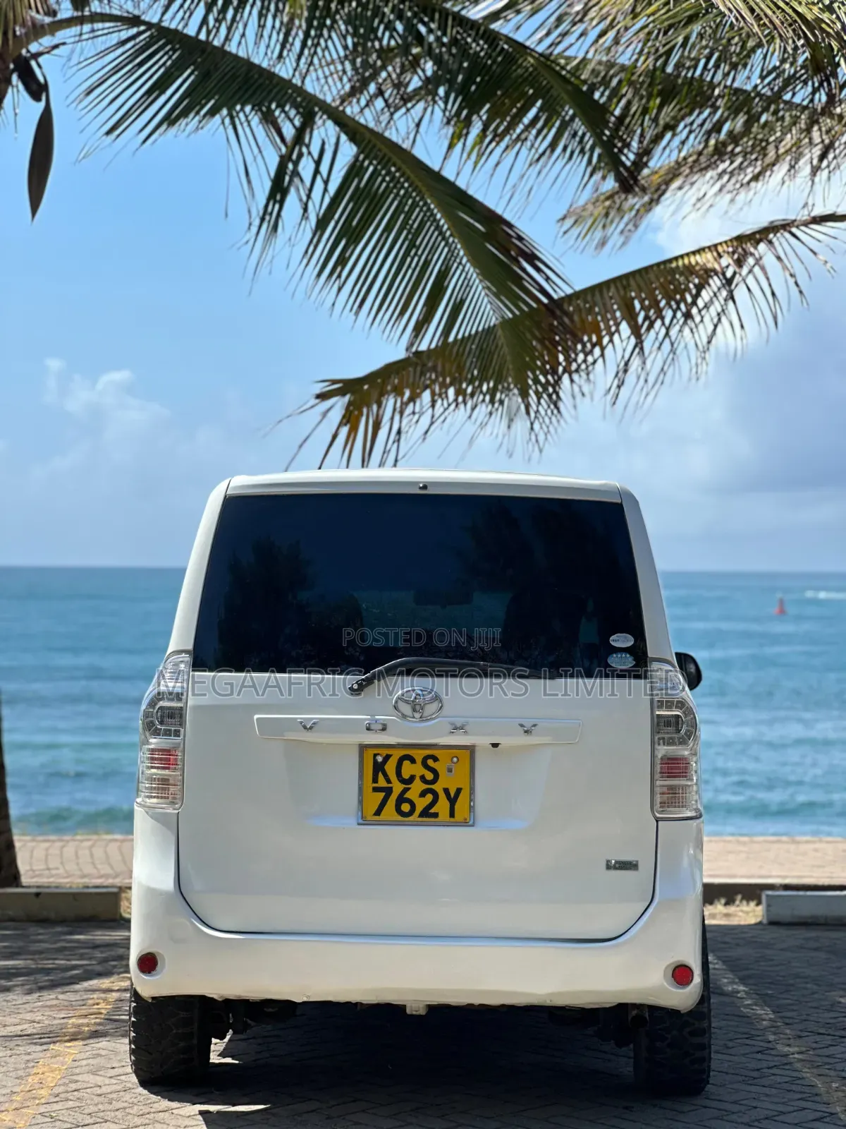 Toyota Noah 2.0 143hp FWD (7 Seater) 2011 White