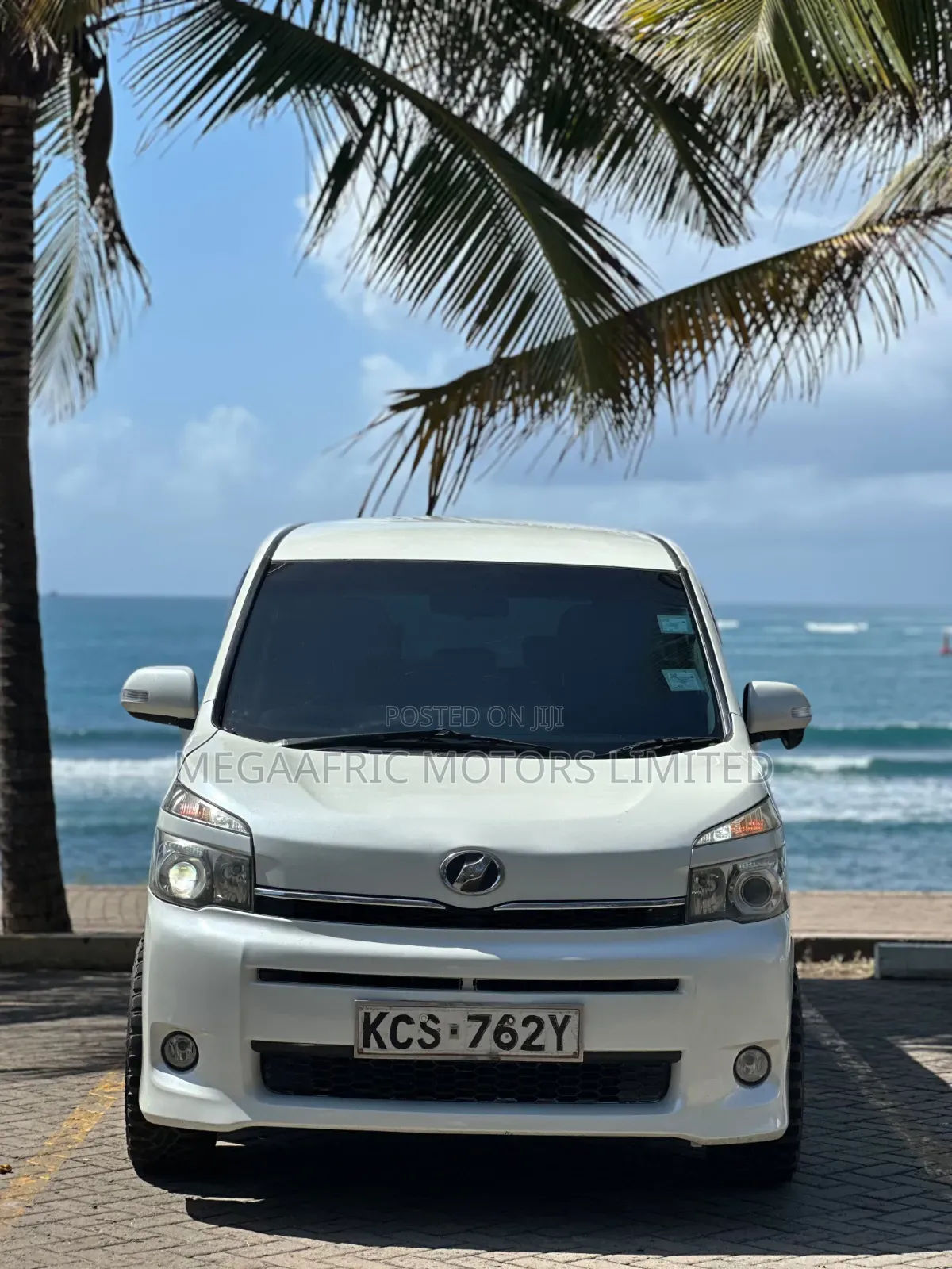 Toyota Noah 2.0 143hp FWD (7 Seater) 2011 White