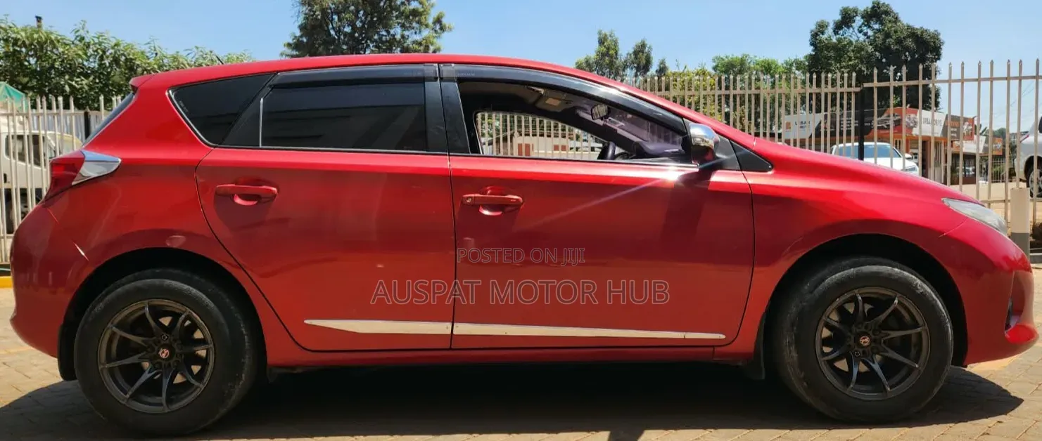 Toyota Auris 2015 Red