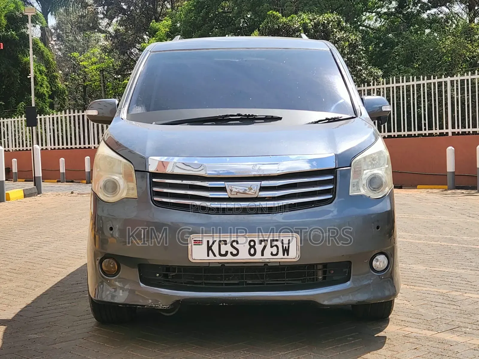 Toyota Noah 2.0 143hp FWD (8 Seater) 2011 Gray
