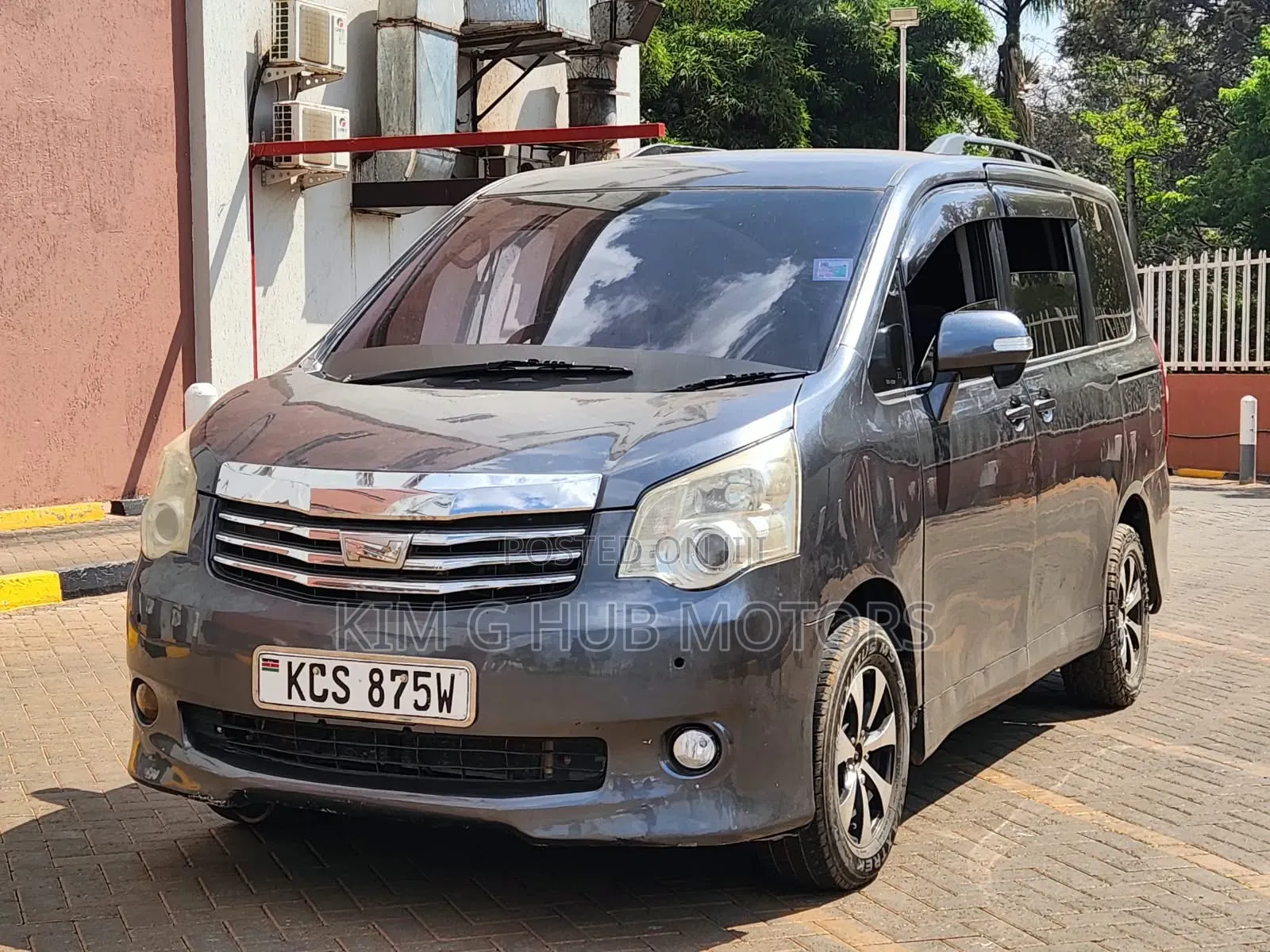 Toyota Noah 2.0 143hp FWD (8 Seater) 2011 Gray