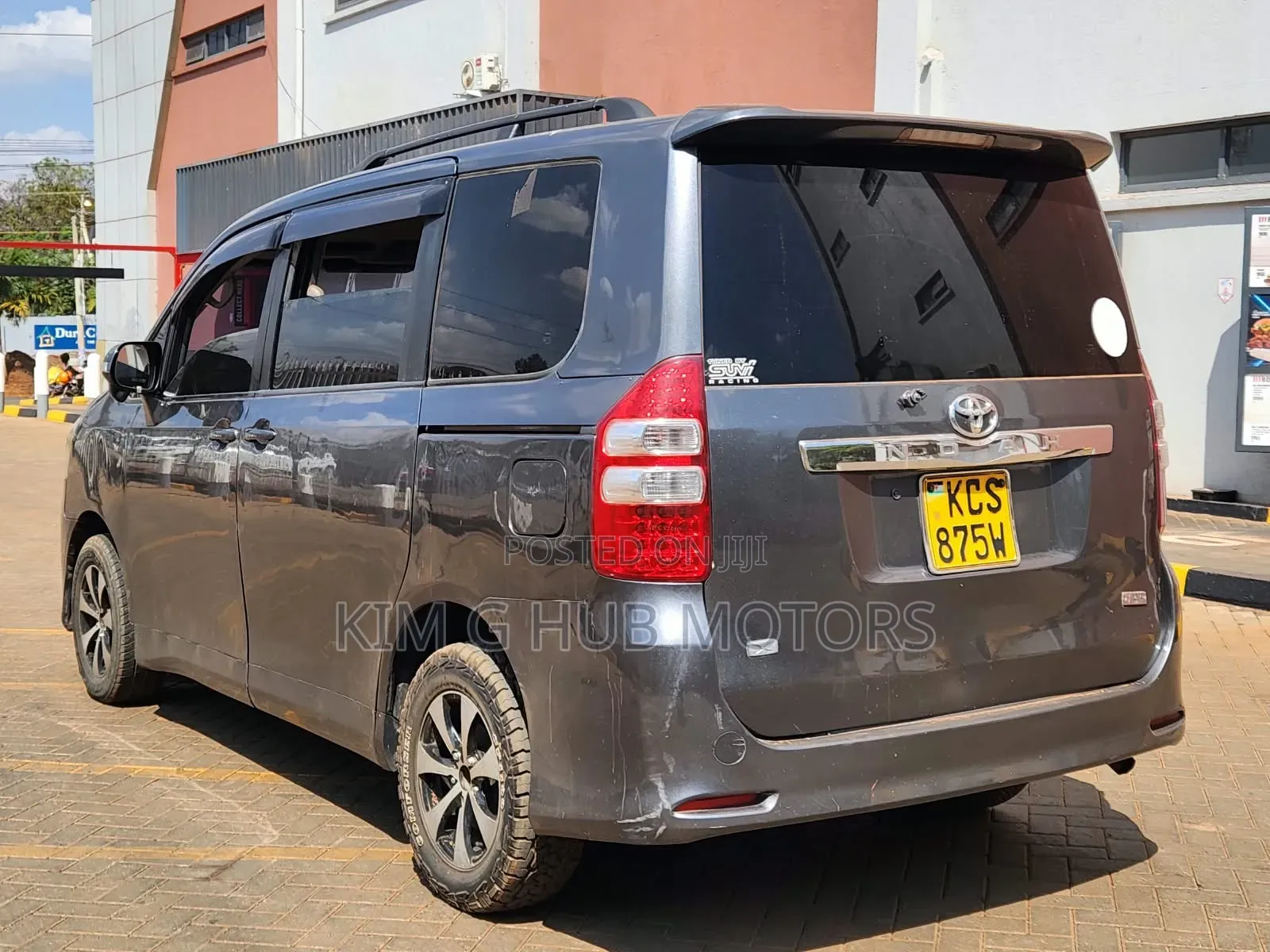 Toyota Noah 2.0 143hp FWD (8 Seater) 2011 Gray