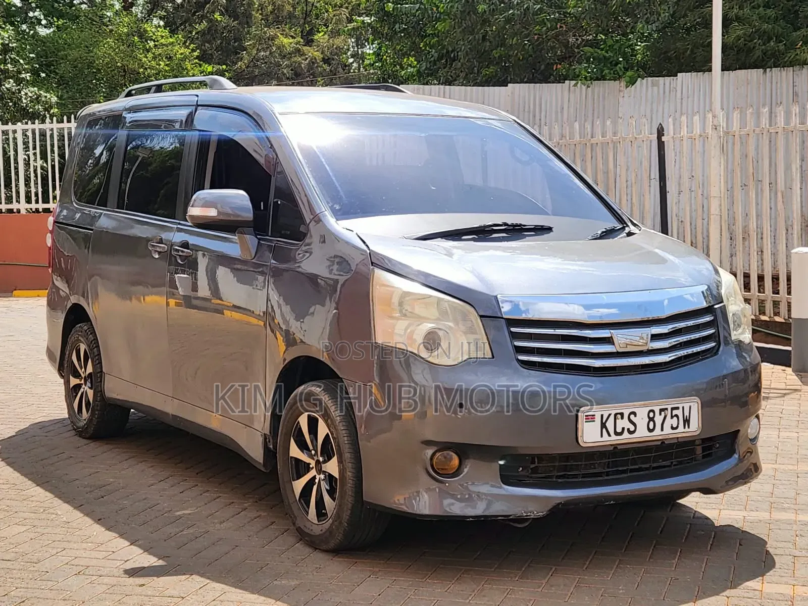 Toyota Noah 2.0 143hp FWD (8 Seater) 2011 Gray