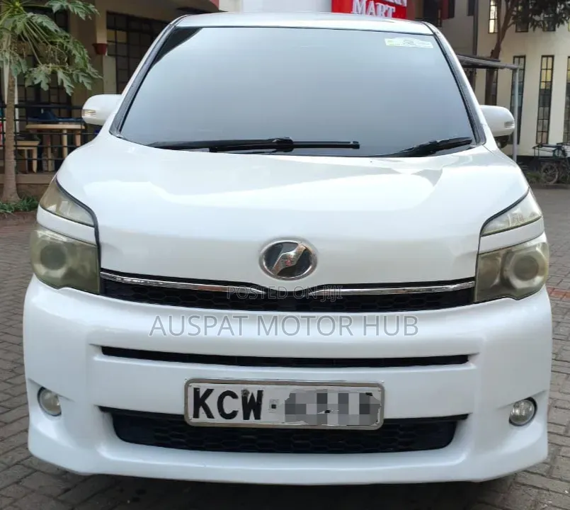Toyota Voxy X 2WD 8-Seater 2012 White