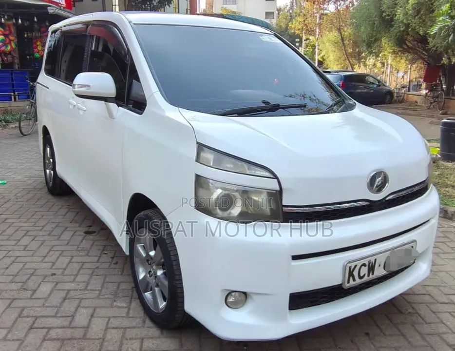Toyota Voxy X 2WD 8-Seater 2012 White