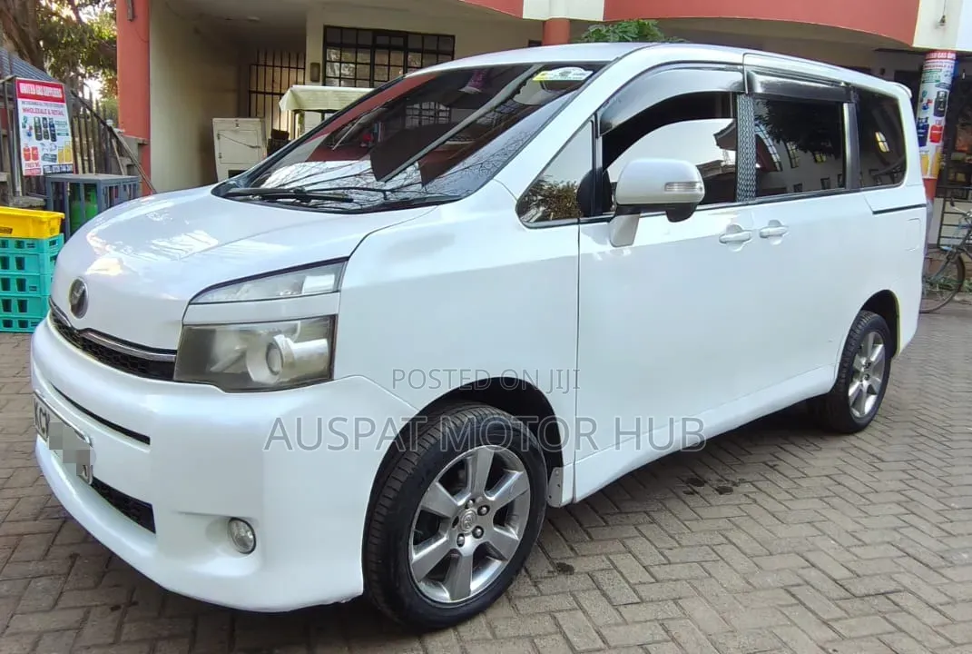 Toyota Voxy X 2WD 8-Seater 2012 White