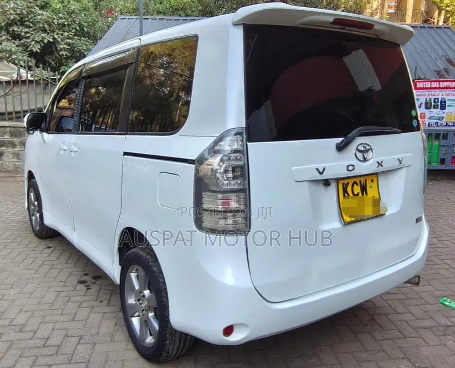 Toyota Voxy X 2WD 8-Seater 2012 White