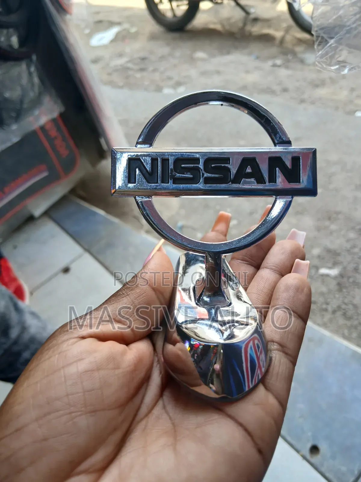 Nissan Front Car Logo / Emblem Front Badge Bonet Metal Hood Sticker