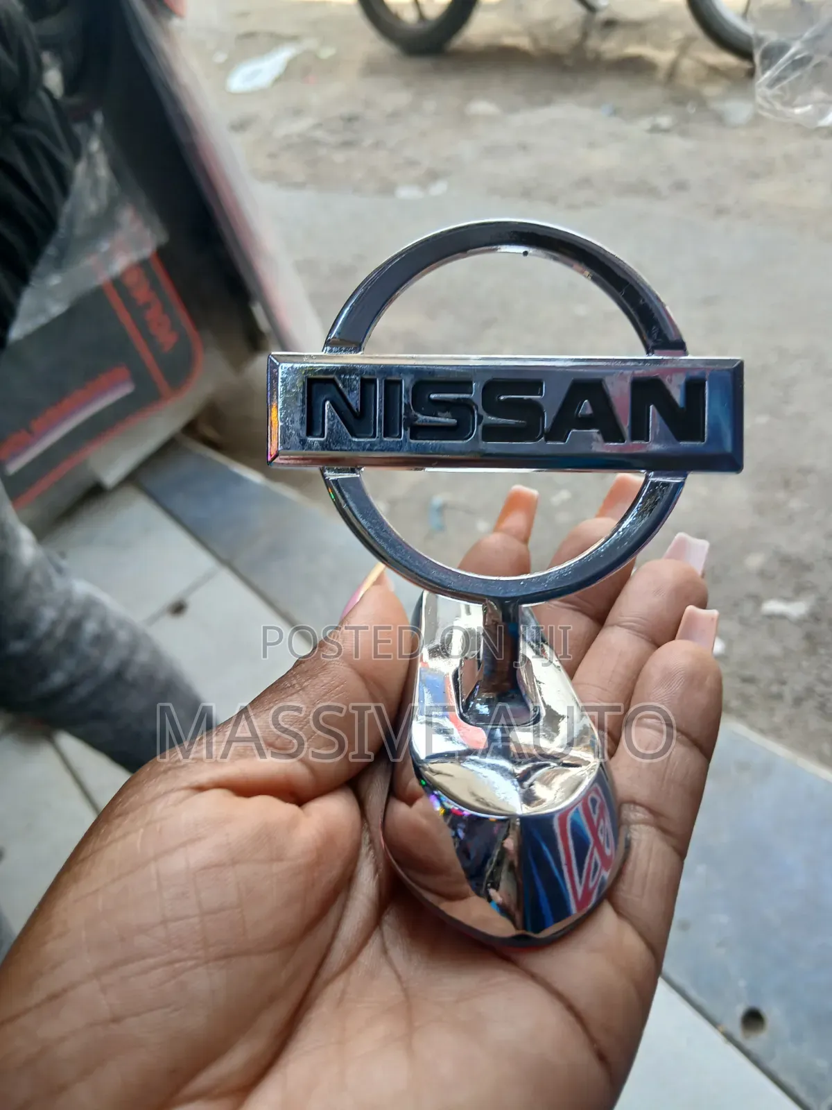 Nissan Front Car Logo / Emblem Front Badge Bonet Metal Hood Sticker