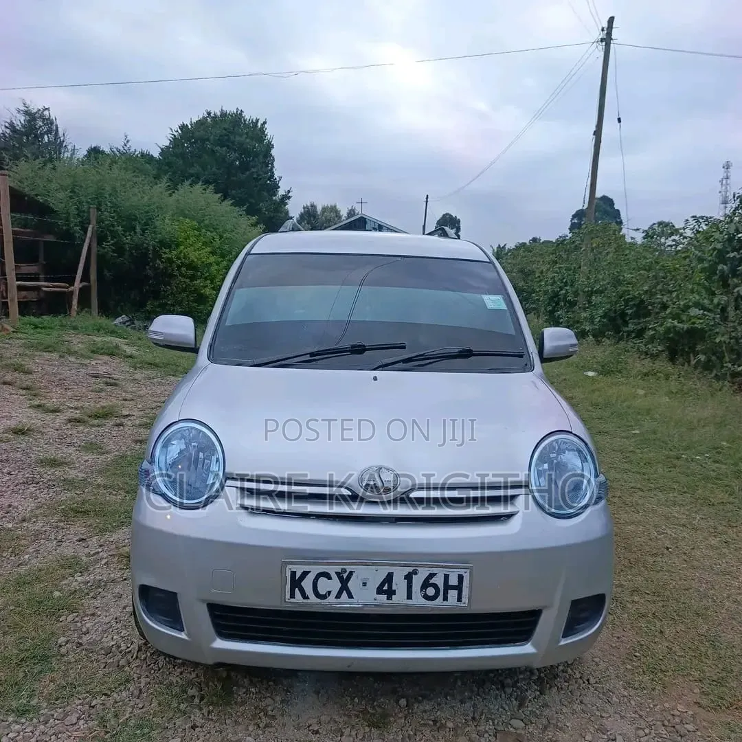 Toyota Sienta 1.5 FWD 2012 Silver