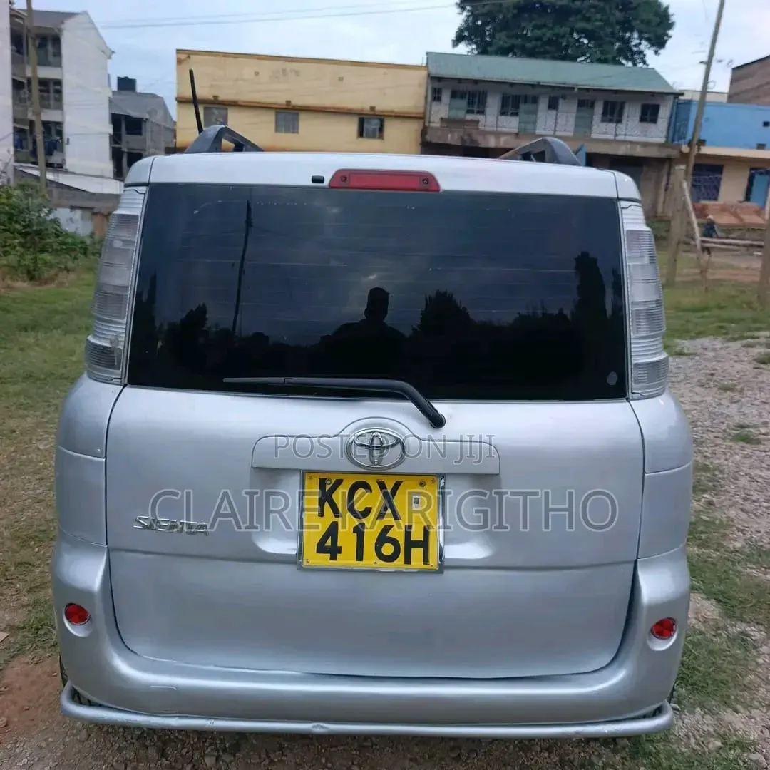 Toyota Sienta 1.5 FWD 2012 Silver