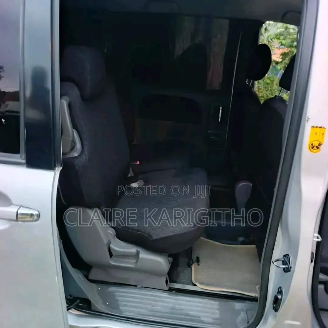 Toyota Sienta 1.5 FWD 2012 Silver