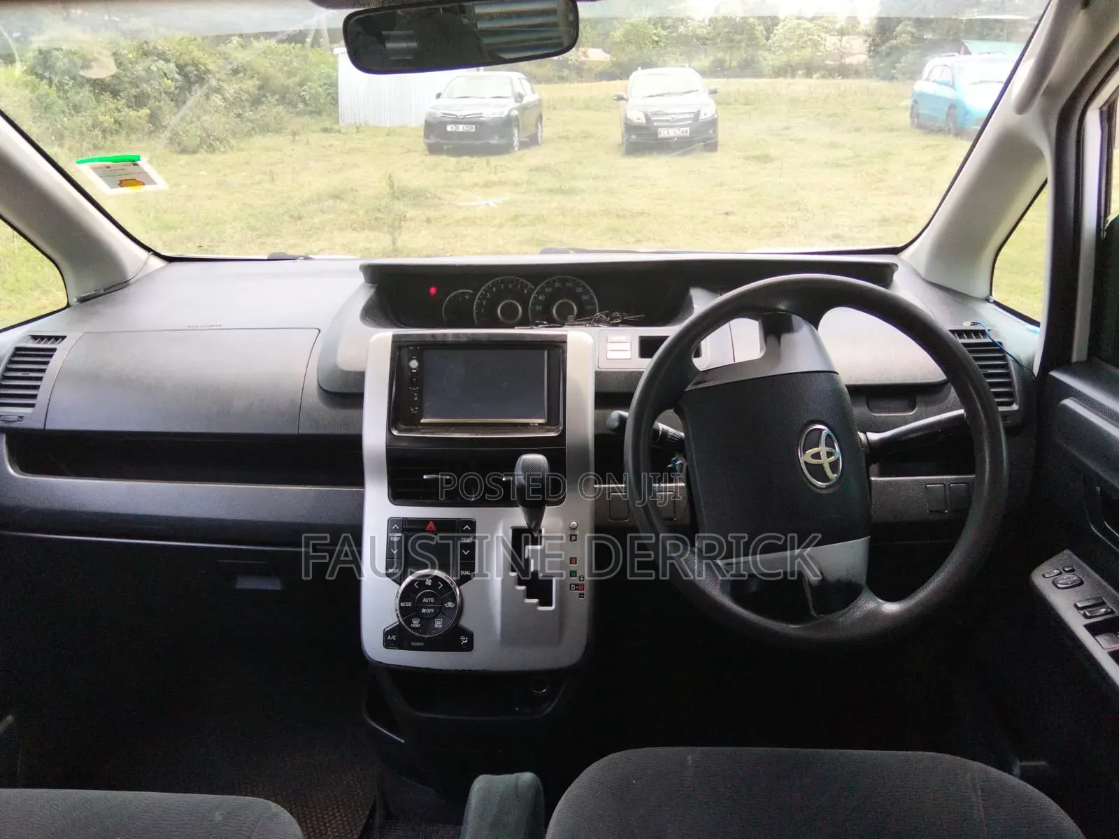 Toyota Noah 2013 White