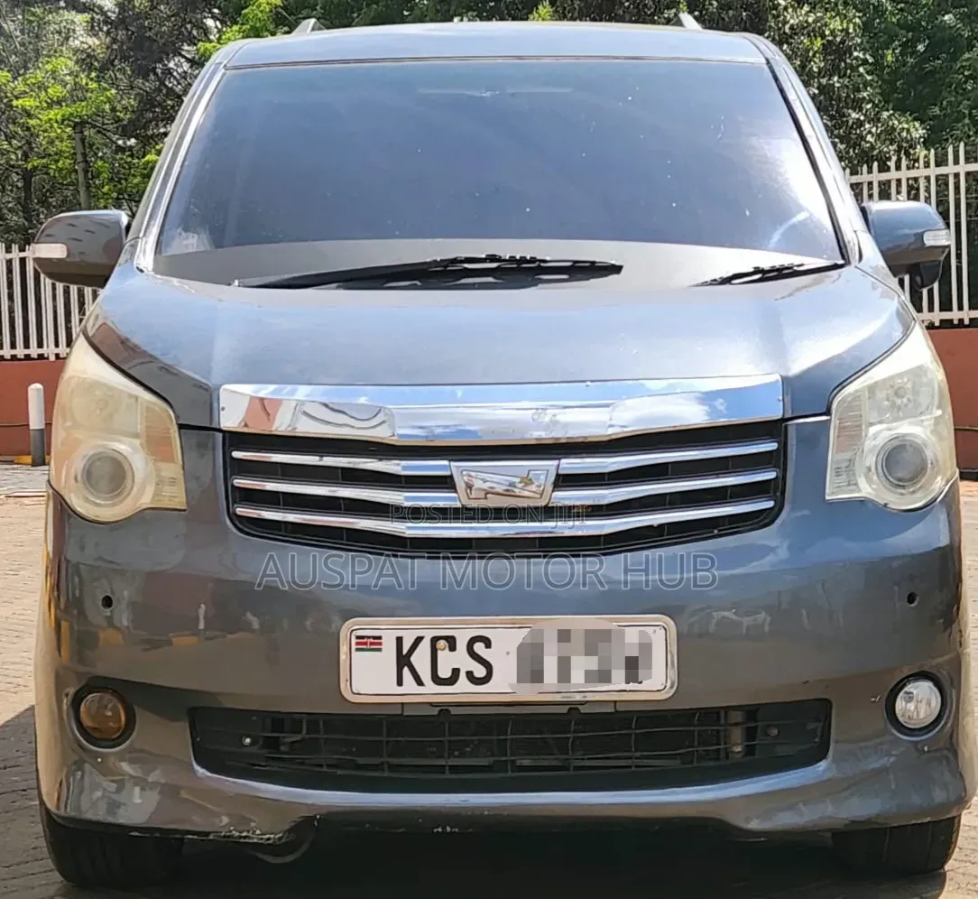 Toyota Noah 2.0 143hp FWD (7 Seater) 2011 Gray