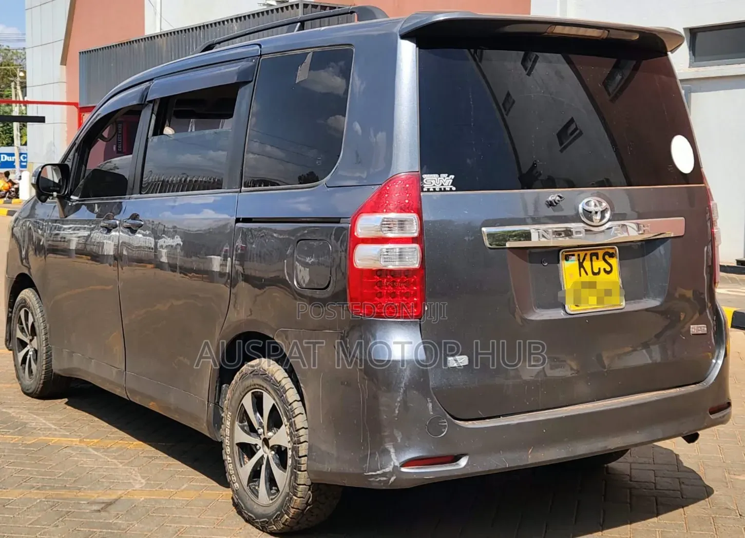 Toyota Noah 2.0 143hp FWD (7 Seater) 2011 Gray