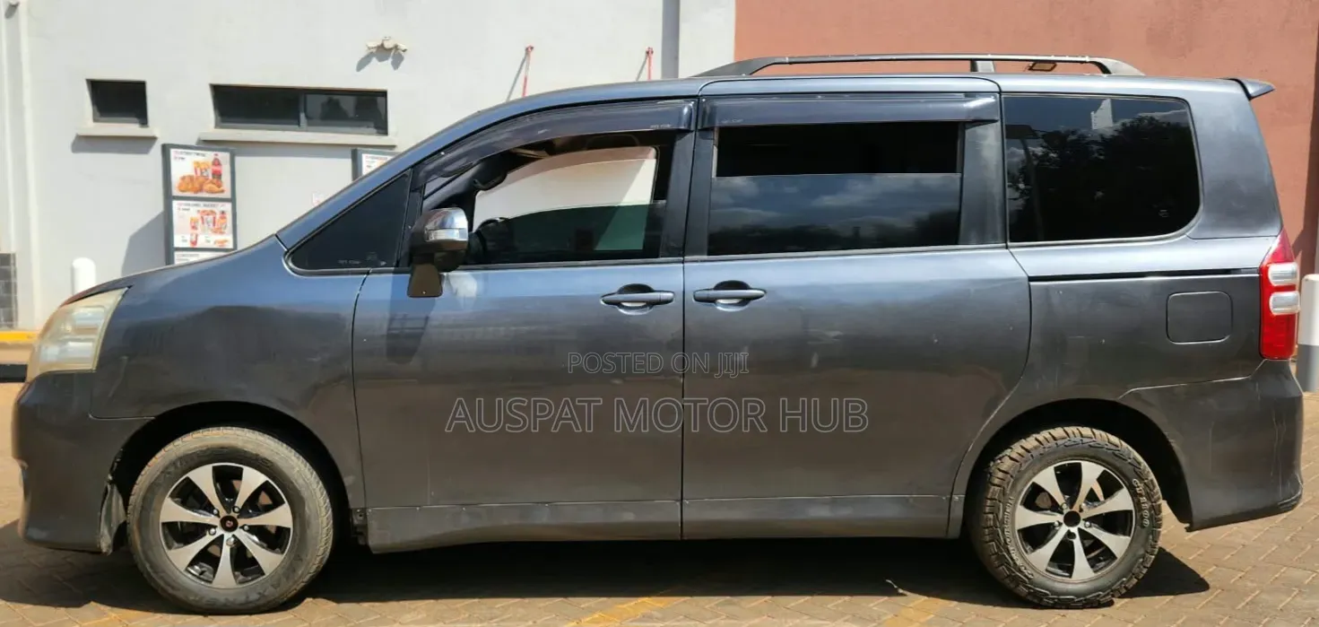 Toyota Noah 2.0 143hp FWD (7 Seater) 2011 Gray