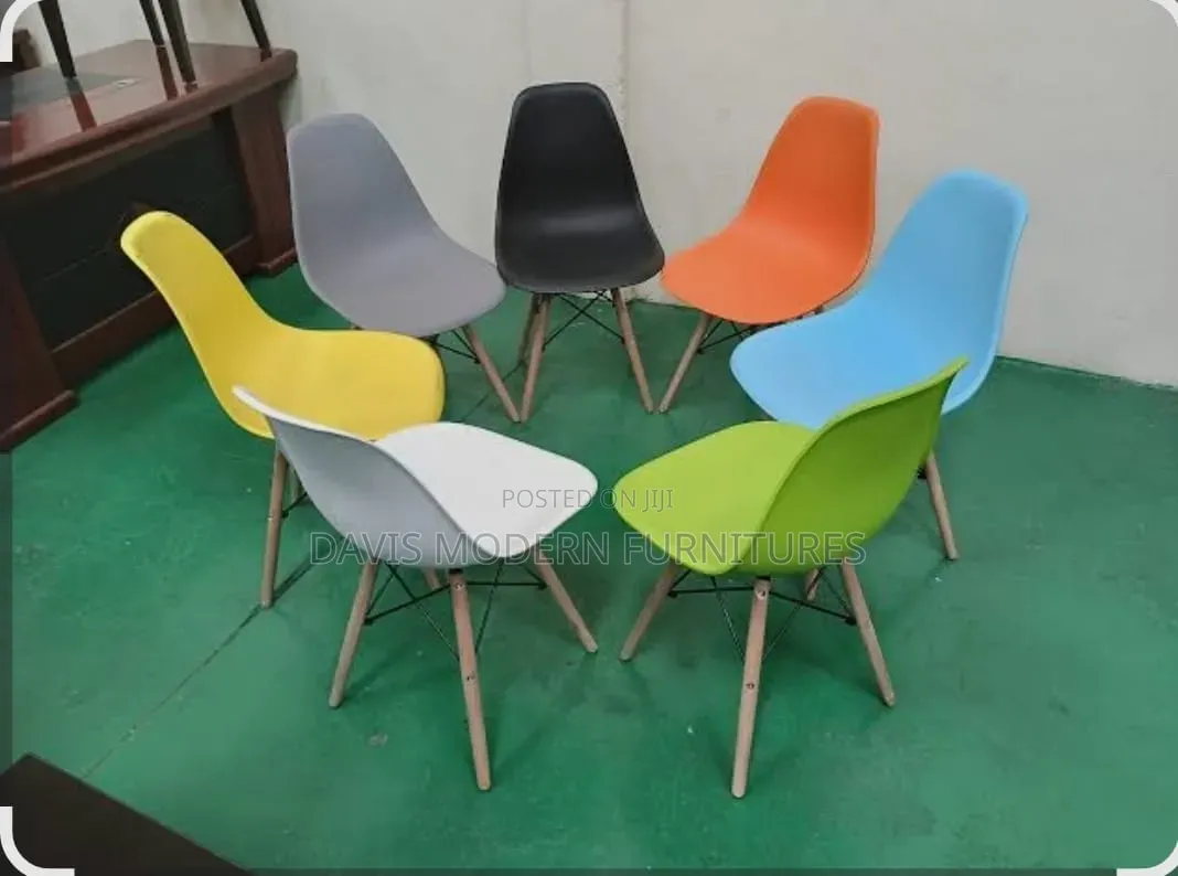 Eames-Stlye Armchair