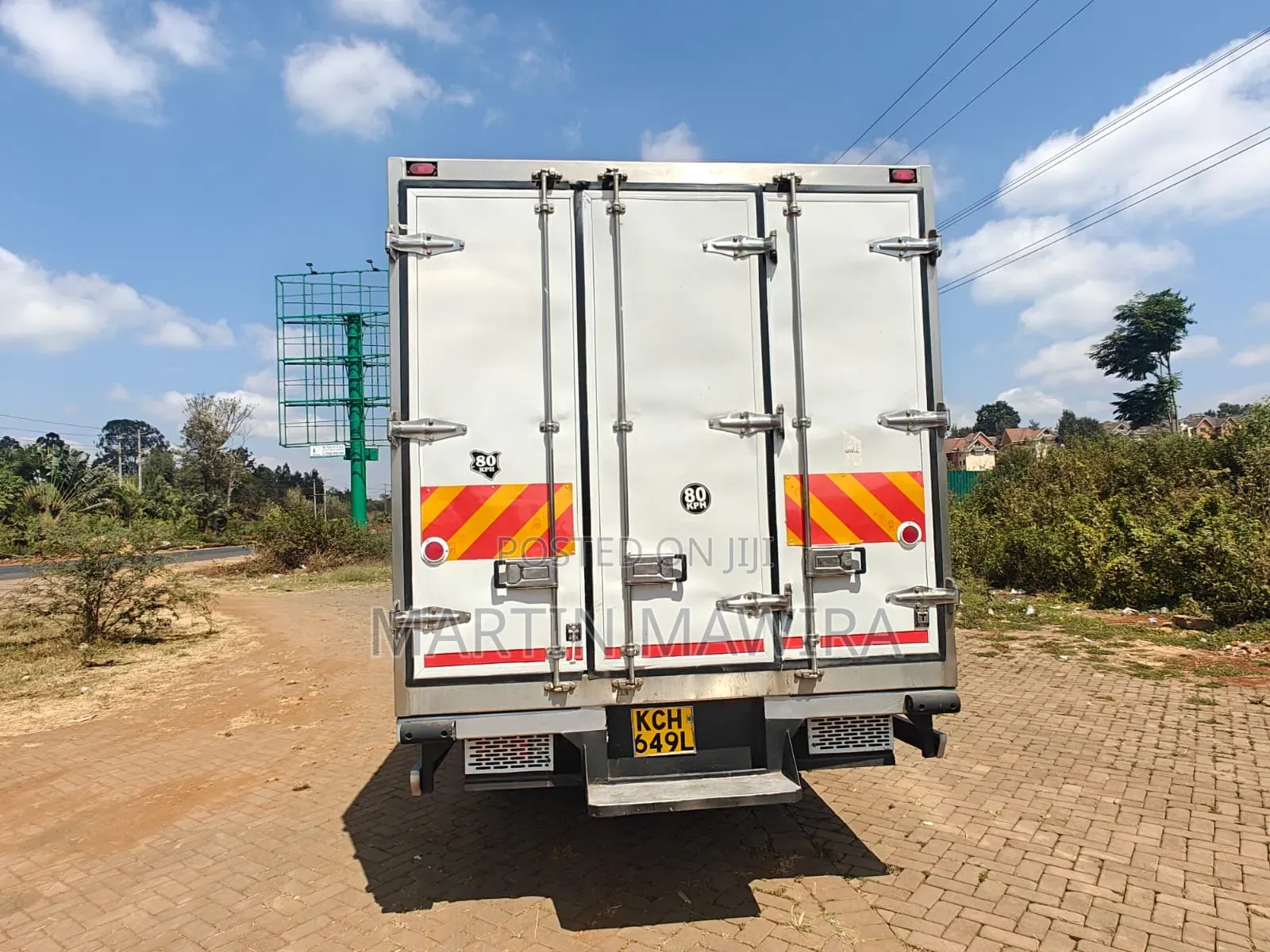 Isuzu NQR With Refrigerator 2009 White