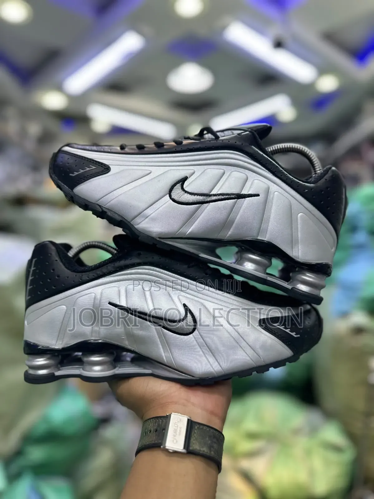 Nike. Shocks R4 “ Black Grey “ Pure Leather Sneakers