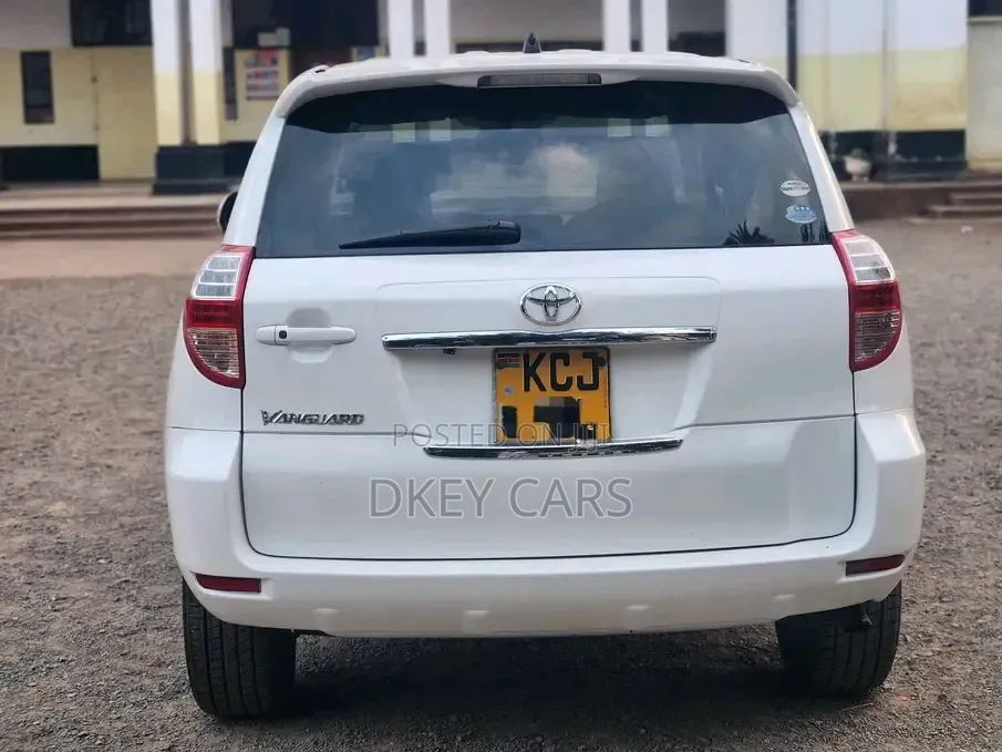 Toyota Vanguard 2010 White