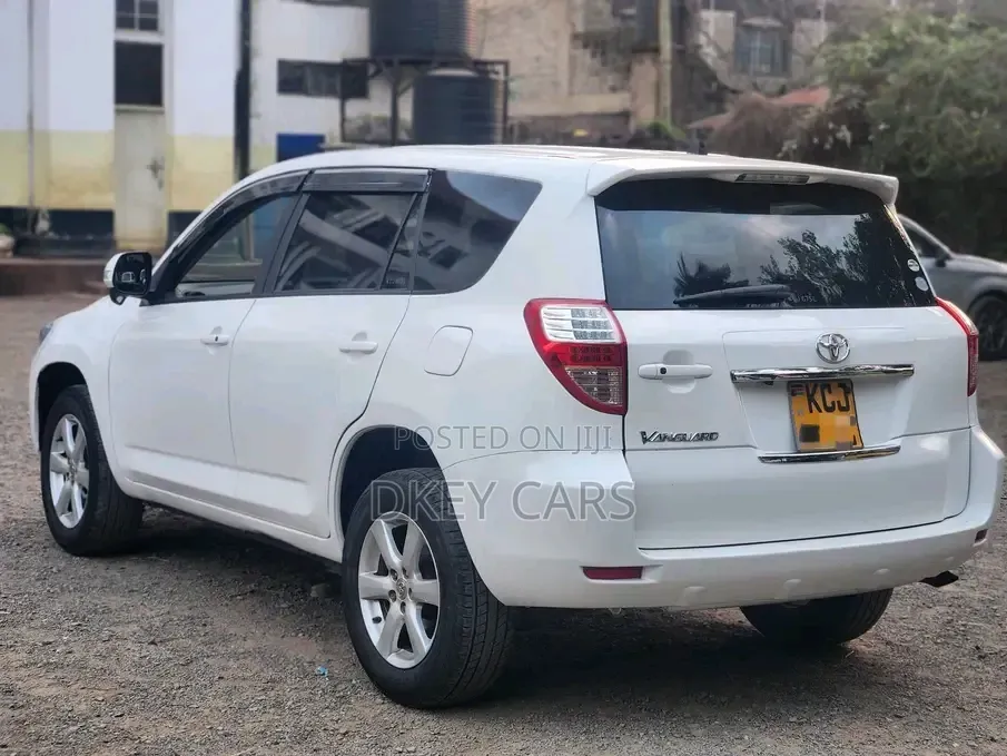 Toyota Vanguard 2010 White