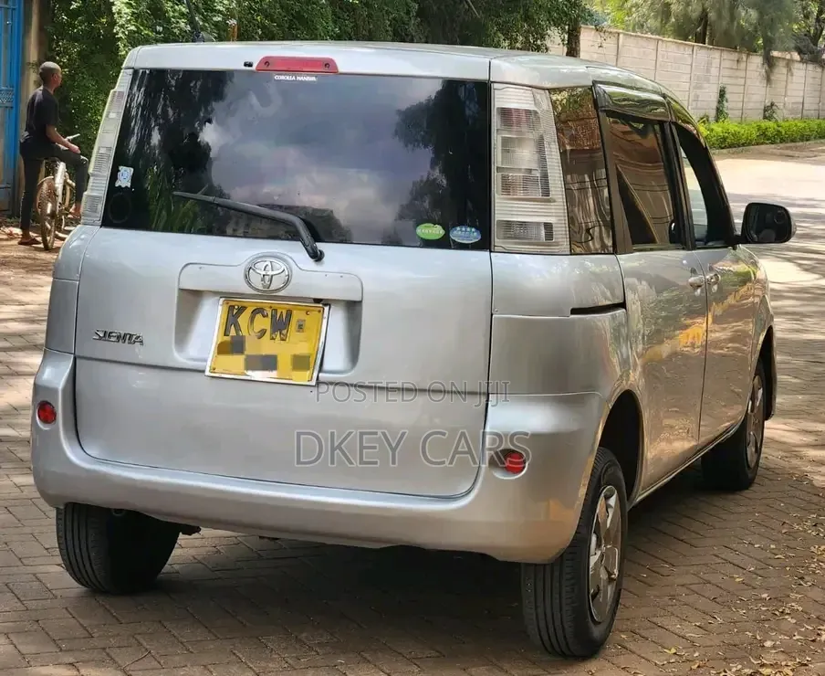 Toyota Sienta 2012 Silver