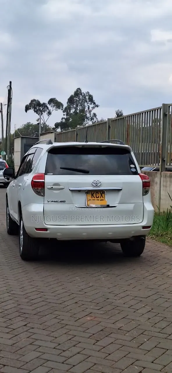 Toyota Vanguard 2012 White