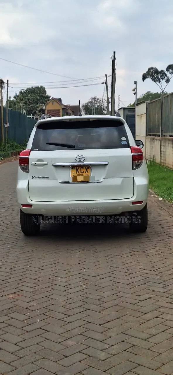 Toyota Vanguard 2012 White
