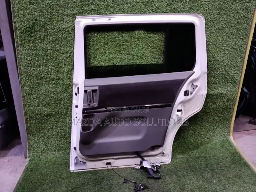 Toyta Isis Rear Door