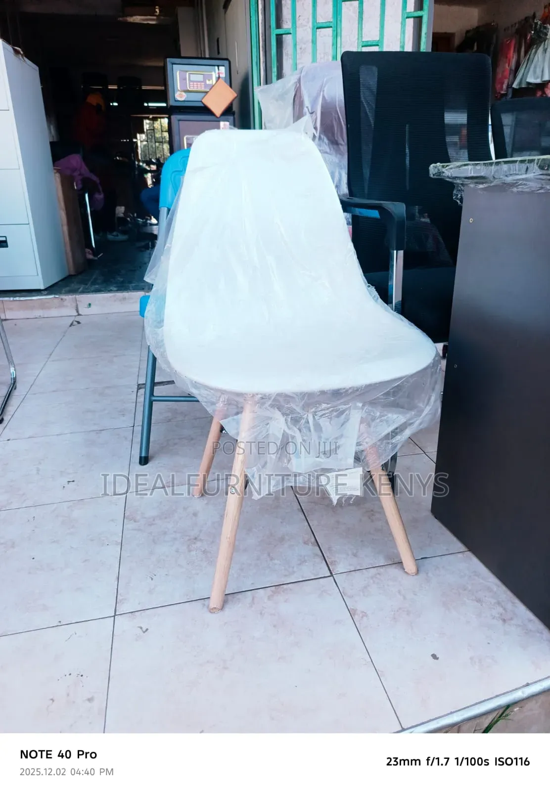 Eames White Chsir