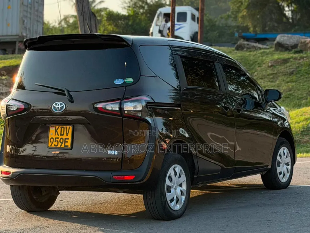 Toyota Sienta 2018 Brown