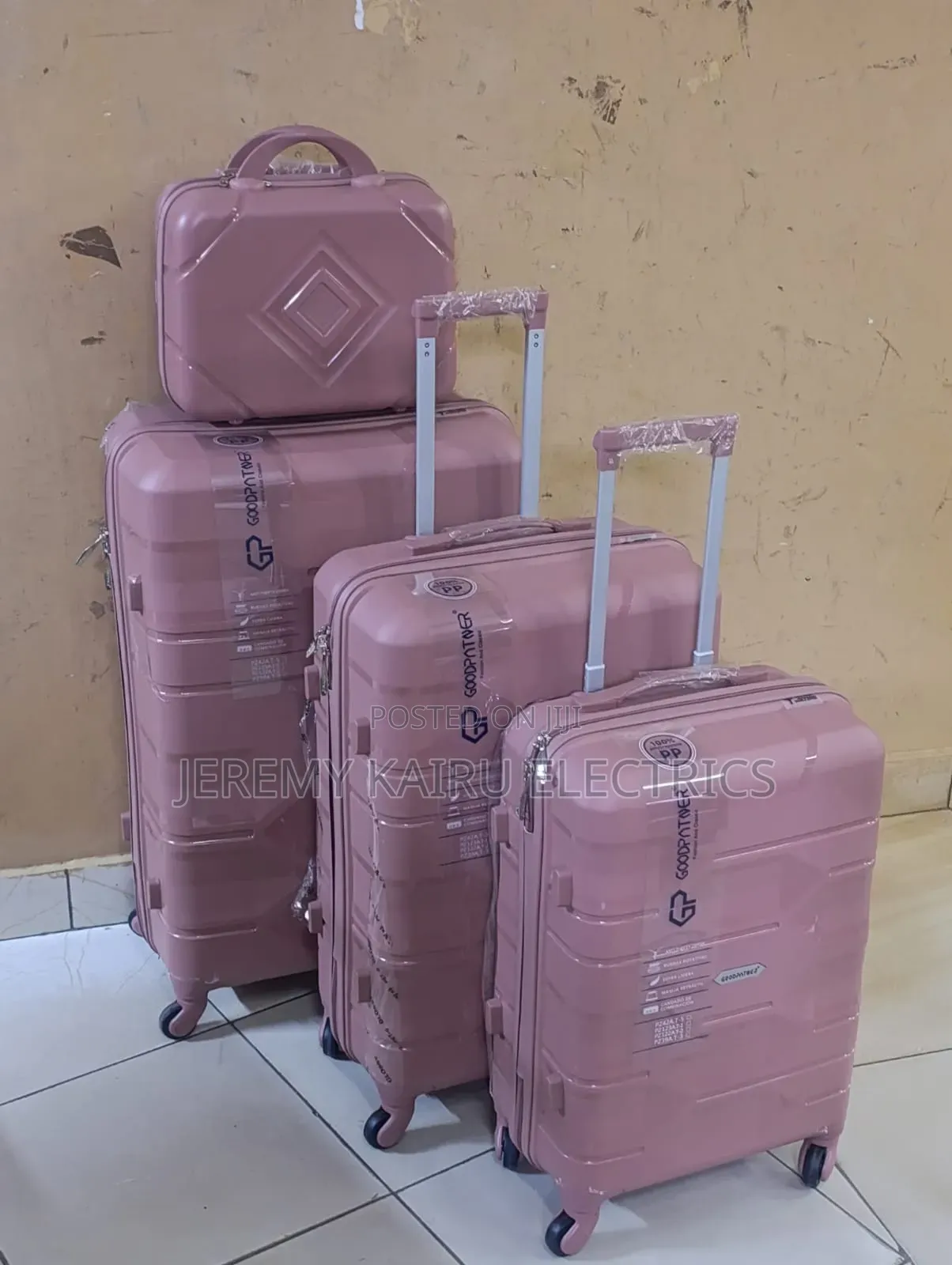 *4 in 1 Luxurious Unbreakable Suitcase