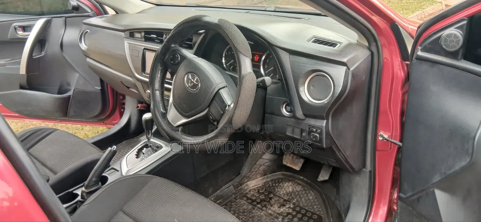 Toyota Auris 2012 Red