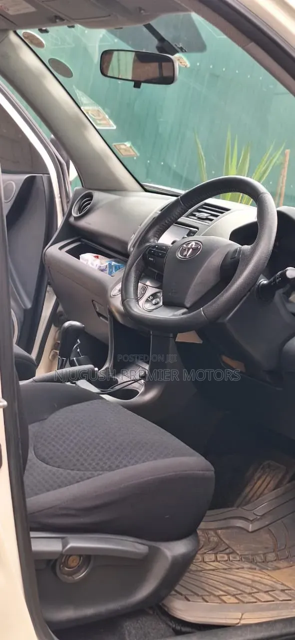 Toyota Vanguard 2012 White