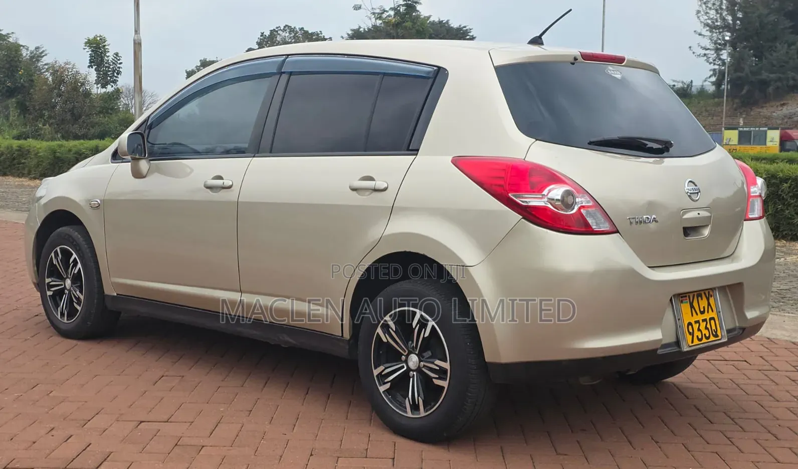 Nissan Tiida 2012 Gold