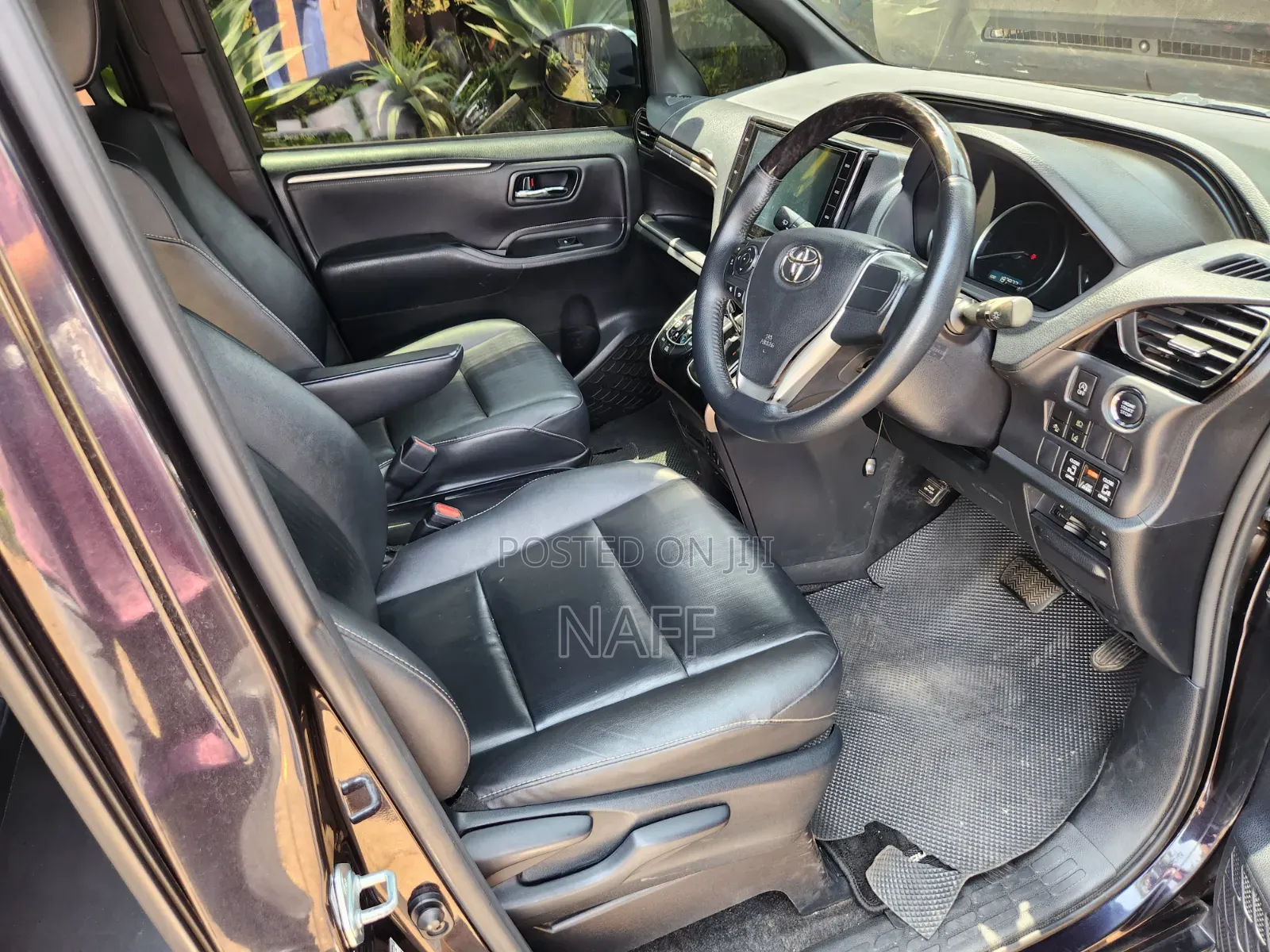 Toyota Esquire 2.0 FWD (7 seater) 2016 Purple
