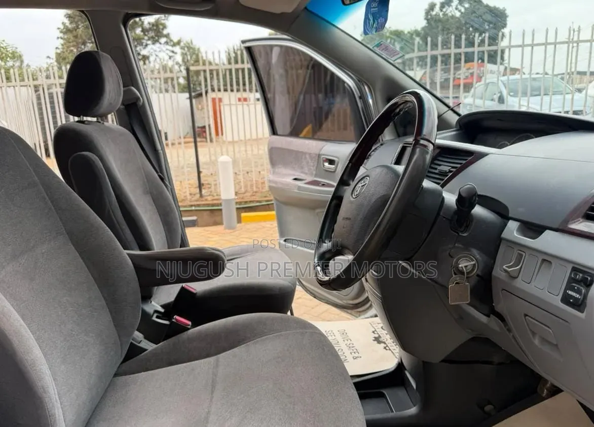 Toyota Noah 2007 Silver