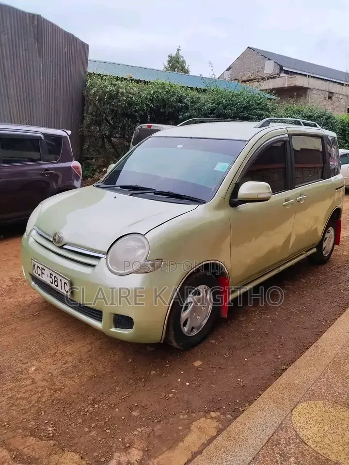 Toyota Sienta 1.5 FWD 2010 Green