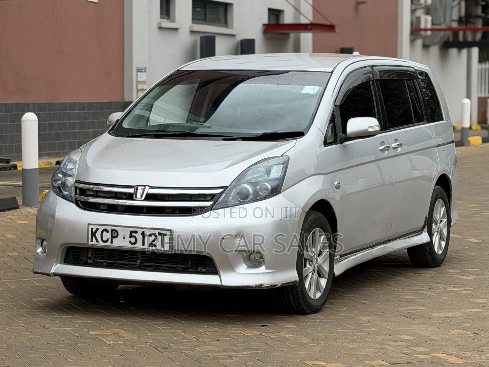 Toyota ISIS 2011 Silver