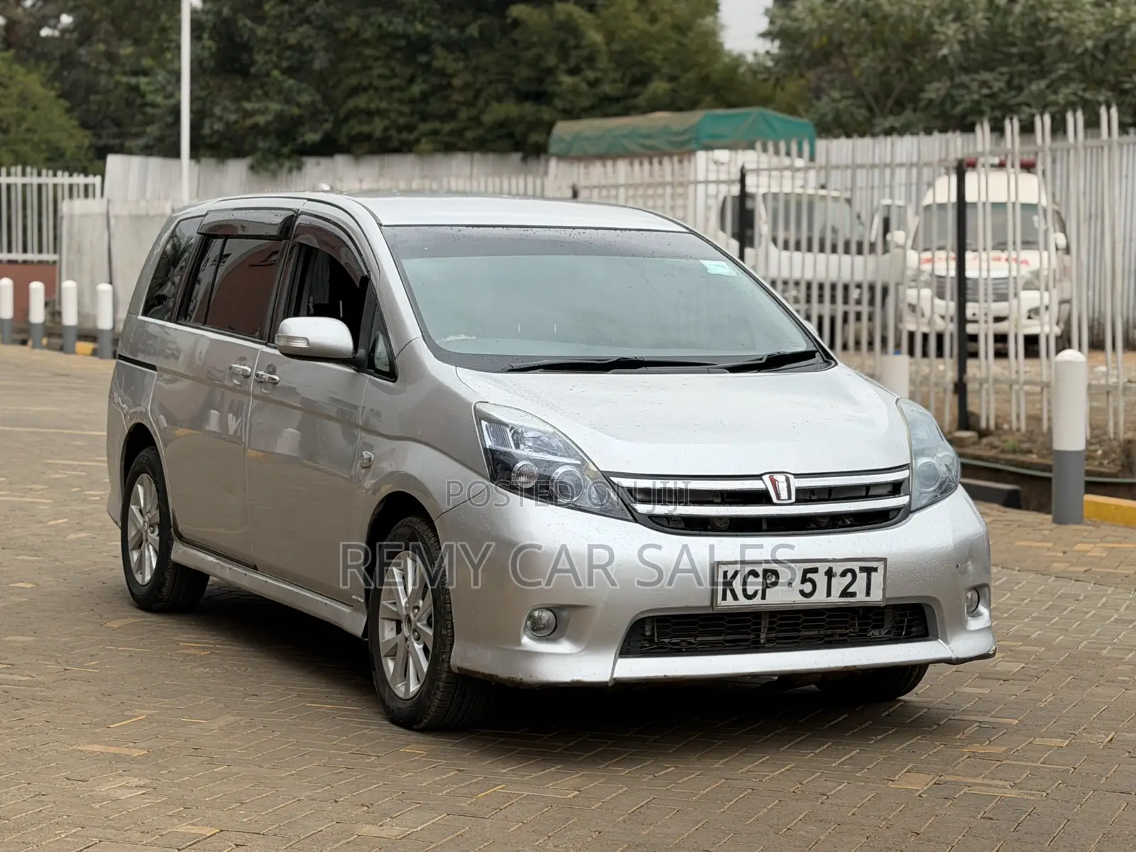 Toyota ISIS 2011 Silver