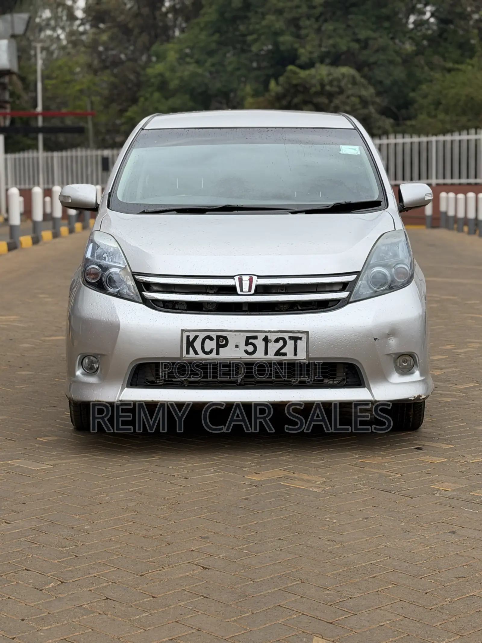 Toyota ISIS 2011 Silver