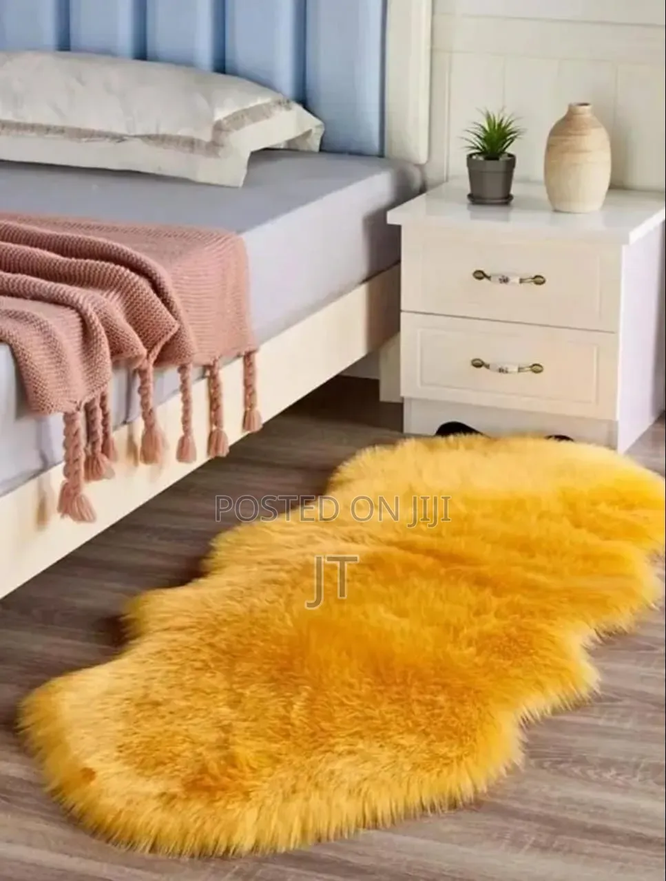 Fluffy Bedside/ Dashboard Chiwawa Mat
